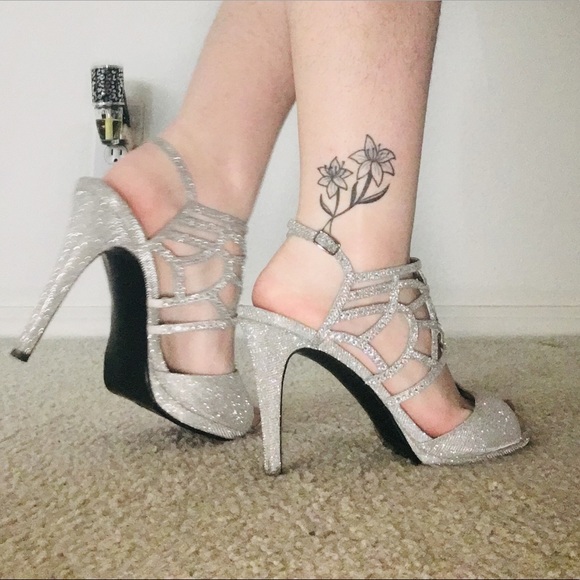 Sparkling Silver Heels size 9 - Picture 6 of 8